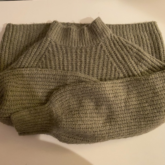 Little Mountain green short turtle neck sweater - Picture 1 of 3
